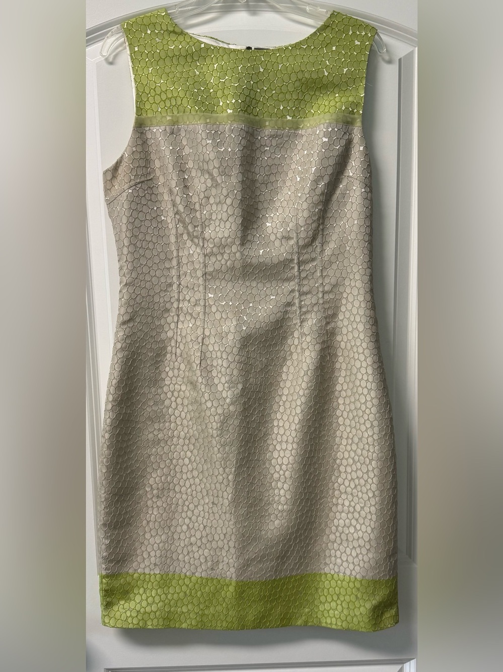 Elie Tahari Women's Sleeveless Textured Sheath Dress in Cream and Green Sz 10